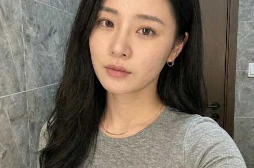 白冰离婚风波：前夫疑似性取向成谜网友关注胡歌绯闻